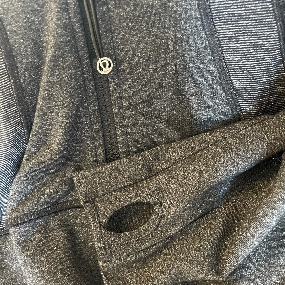 Lulu Lemon Jacket. S/M Brand New. Never worn - Picture 4 of 4